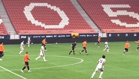 爱体育-2000年NBA总决赛经典回顾：回顾2000年NBA总决赛的精彩瞬间与关键比赛